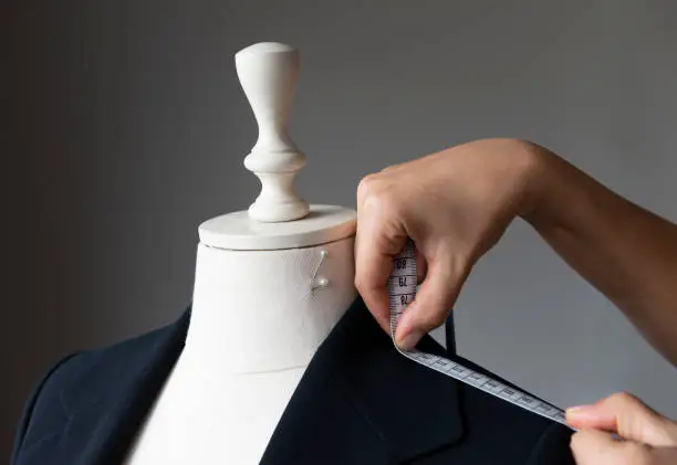 Peça de roupa marcada com alfinetes para ajuste ao corpo