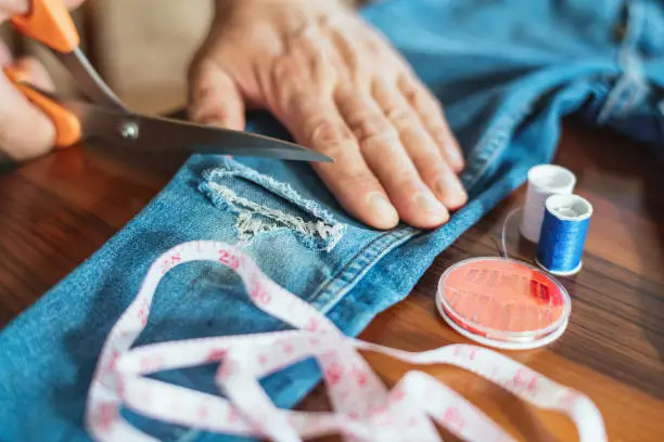 Peça de roupa sendo reformada no ateliê de costura